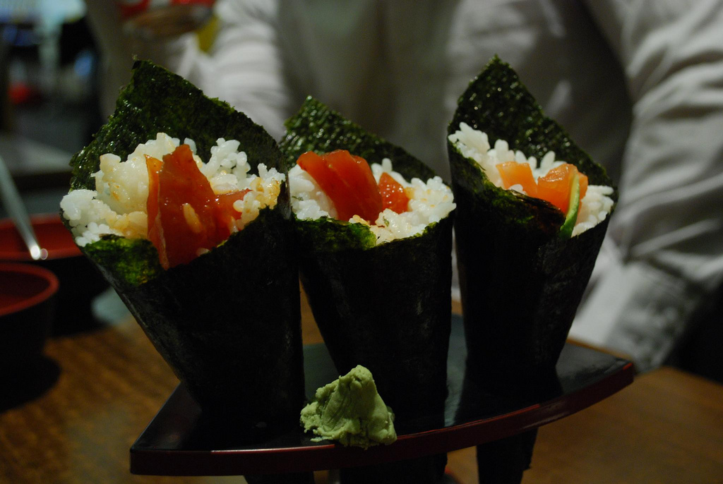 Temaki de salmón, una original receta de la comida japonesa